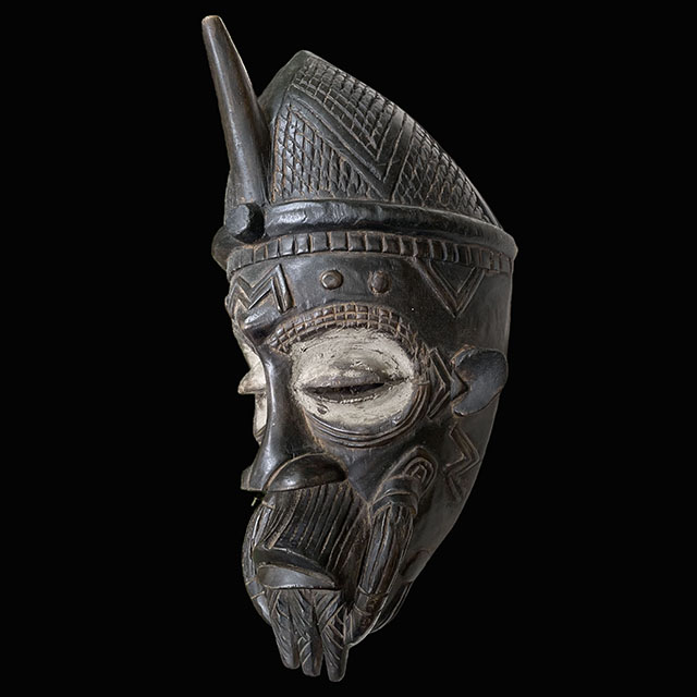 Lulua Mask 8 Left Angle