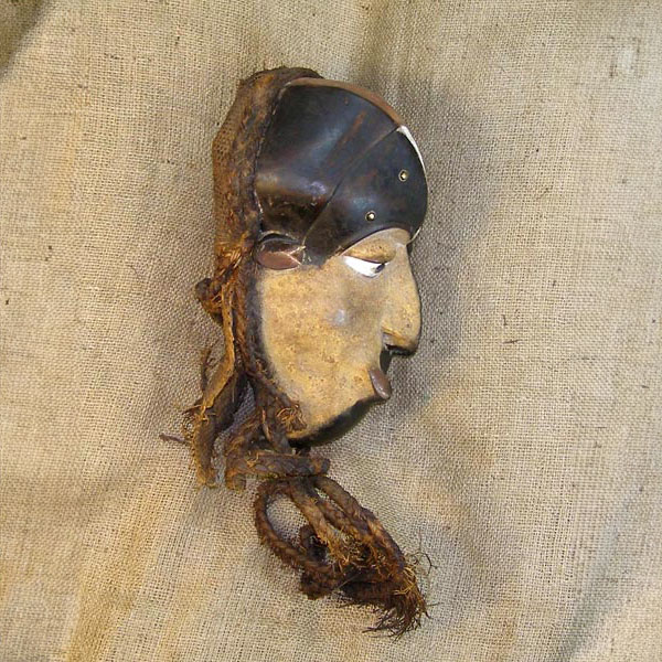 Pende Mask 11 Right Side