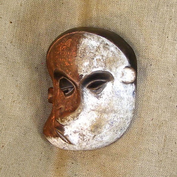 Pende Mask 12 Left Angle