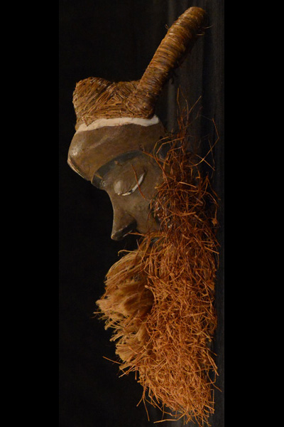 Pende Mask 17 left side