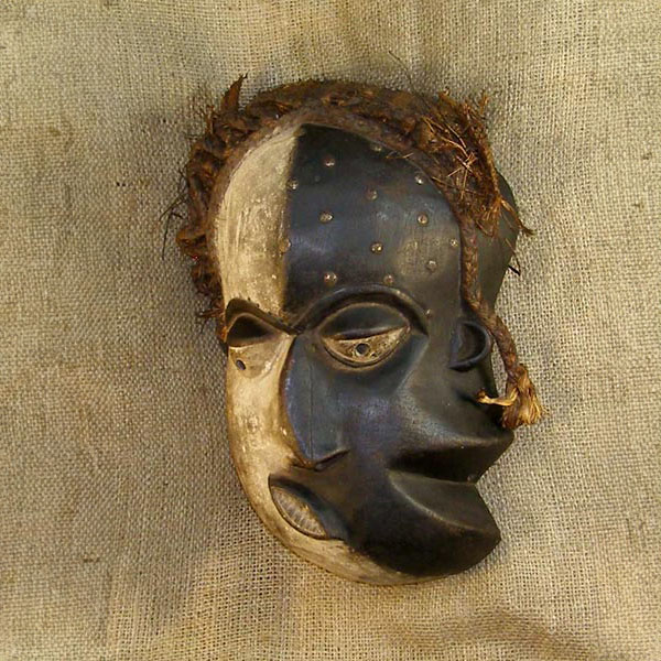 Pende Mask 8 Left Angle