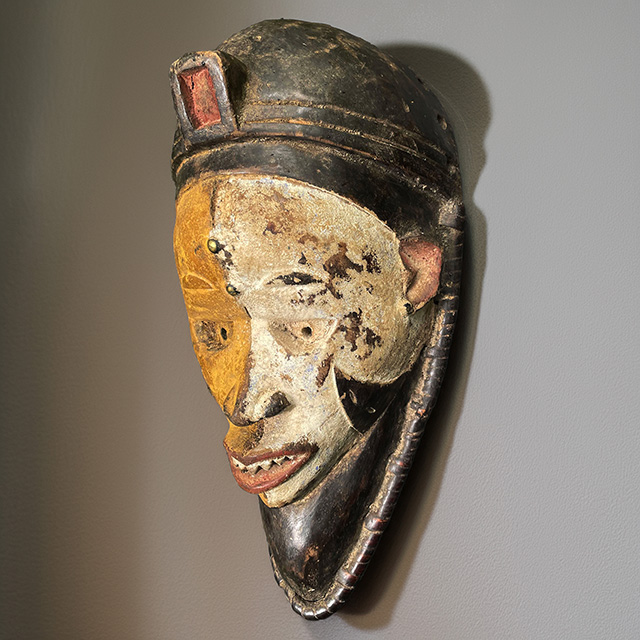 Pende Mask 19 Left Angle