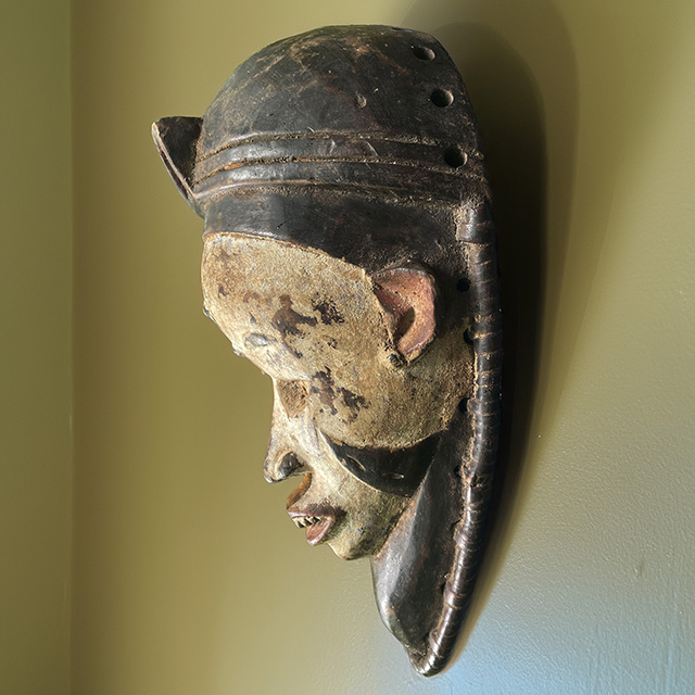 Pende Mask 19 left side