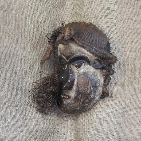 Africa pende sick mask Left Angle
