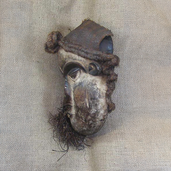Africa pende sick mask Left