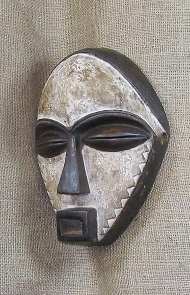 Pende Mask 4 Left Angle