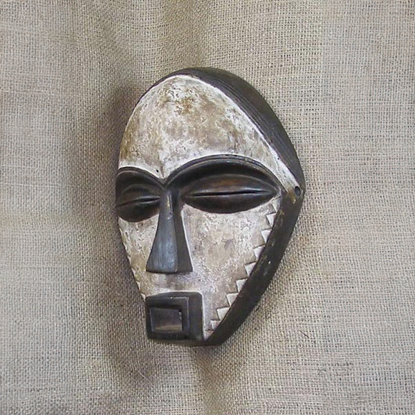 Pende Mask 4 Left Angle