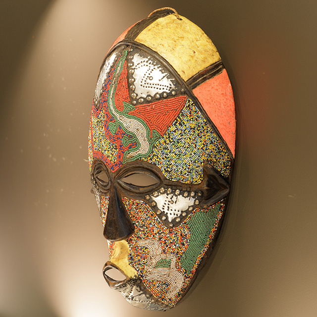 African luba mask Left Angle